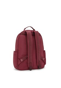 Mörkröd ryggsäck med vadderade justerbara remmar, handtag upptill och sidofickor, visad bakifrån mot en vit bakgrund.