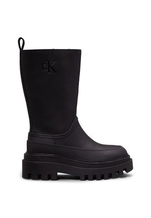 Bottes mid-calf noires Calvin Klein avec semelle crantée épaisse, dessus lisse, bout renforcé texturé et logo embossé près du sommet.