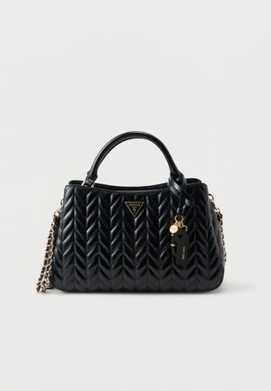 Čierna prešívaná kožená kabelka s vrchnými rúčkami, zlatým a čiernym retiazkovým remienkom a štítkom s logom Guess na prednej strane.