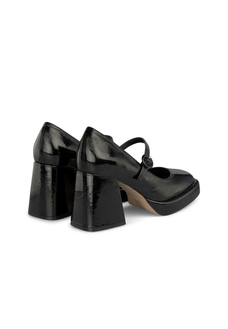 Zapatos de tacón alto negros hechos de charol brillante, con una correa estilo Mary Jane que incluye un botón redondo y tacones cuadrados.