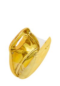 Guld-färgad handväska med en strukturerad, böjd design. Genomskinliga detaljer och en texturerad yta med horisontella ribbor.