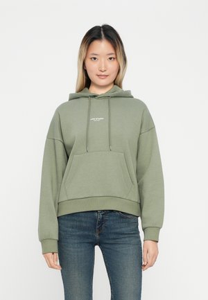 Olijfgroene hoodie met trekkoorden, voorzak en wit logo in het midden van de borst. Zachte stof, relaxed fit, lange mouwen en ribgebreide zoom.