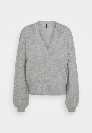 Cardigan gris clair en tricot avec manches longues bouffantes, col en V, poignets et ourlet à côtes, et cinq boutons beige sur le devant.