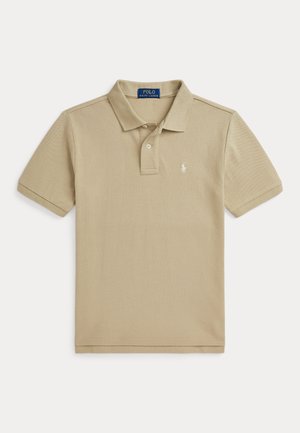 Μπεζ polo Ralph Lauren με κοντά μανίκια, γιακά, πατιλέτα με δύο κουμπιά και μικρό λευκό κεντητό λογότυπο στο αριστερό μέρος του στήθους.