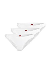 Tre paia di slip bianchi in cotone con bordo in pizzo lungo la vita, con un piccolo etichetta rossa vicino all'anca. Design classico a slip.