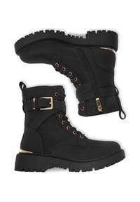 Czarne botki za kostkę o teksturowanym wykończeniu z syntetycznej skóry, z złotymi elementami, sznurowaniem, bocznym zamkiem błyskawicznym oraz masywną podeszwą typu lug.