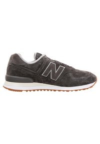 Baskets en daim gris foncé avec semelle blanche et gomme, vue de côté, avec un grand logo "N" et un col et talon rembourrés.
