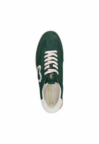 Grønne ruskindsneakers med hvide snørebånd og en beige sål. Har en blød indvendig afdækning og en dekorativ lap på siden.