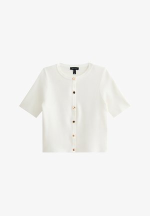 Cárdigan blanco de manga corta con cuello redondo, que cuenta con un cierre frontal de botones en tono dorado. Textura suave, diseño relajado.