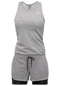 Szary sportowy tank top Adidas bez rękawów z dopasowanymi szortami, wyposażonymi w czarną wewnętrzną warstwę kompresyjną i czarny sznurek w pasie.