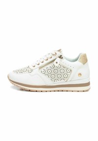Zapatilla blanca con patrón floral cortado a láser, detalles dorados y tacón texturizado en beige. Cuenta con cordones y un zipper lateral para un fácil uso.