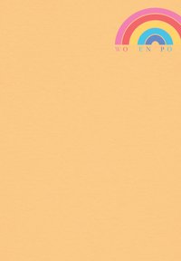Geel stof met een gladde textuur, versierd met een kleurrijke regenboogafbeelding en de tekst "WOMEN POWER" in een speelse lettertype rechtboven.