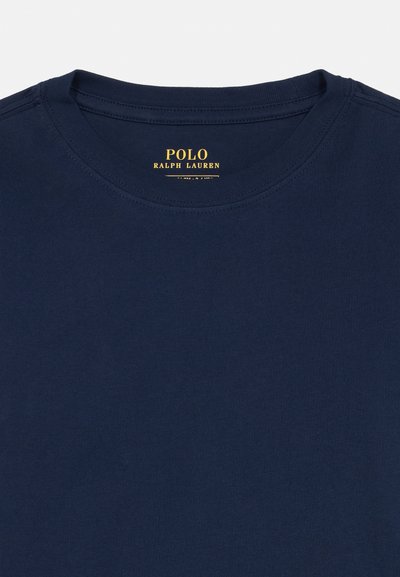 Sötétkék pamut póló kerek nyakkal, arany színű "Polo Ralph Lauren" márkanevével a galléron, sima tapintású és normál szabású.