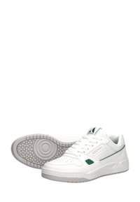 Sneakers bianchi perforati con finitura in pelle liscia, con dettagli verdi sui lati e sulla linguetta, e suola in gomma texturizzata.