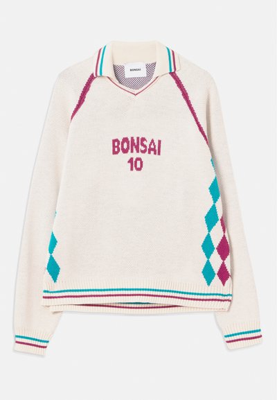 Pull-over en tricot crème avec un col en V. Présente des motifs en losanges violets et bleu-vert et le texte "BONSAI 10" à l'avant. Accents rayés.