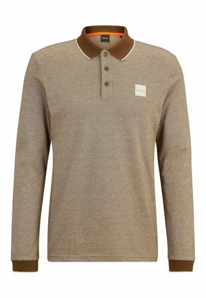 Beiges Langarm-Poloshirt mit braunem Kragen und Manschetten, drei vorderen Knöpfen und einem kleinen quadratischen BOSS-Logo auf der oberen linken Brust.