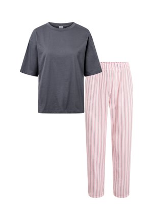 Donkergrijs T-shirt met korte mouwen en ronde hals, gecombineerd met lichtroze broek met verticale meerkleurige strepen en een elastische tailleband.