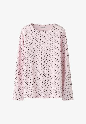 Chemise à manches longues en tissu rose clair avec une texture côtelée, présentant un motif de pois marron foncé sur toute la surface. Encolure ronde.