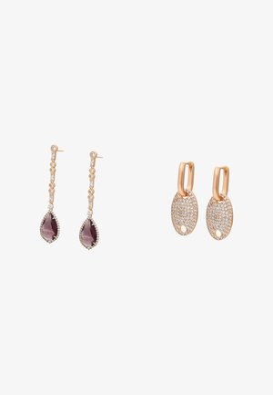 Dwie pary złotych kolczyków wiszących, jedna z fioletowymi kamieniami w kształcie łez otoczonymi małymi kryształami, druga z owalnymi zawieszkami ozdobionymi kryształami.
