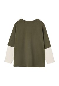 Olivegrünes T-Shirt mit einem lockeren Schnitt, ausgestattet mit langen cremefarbenen Ärmeln. Aus weichem Baumwollmaterial gefertigt, hat es einen Rundhalsausschnitt und kurze Ärmel.