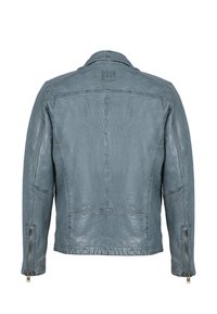 Chaqueta de cuero en azul apagado, con un acabado texturizado, yugo trasero y puños con cremallera. Diseño minimalista sin hardware visible.