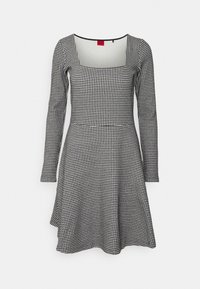 Langärmliges Kleid im Schachbrettmuster in Schwarz und Weiß mit quadratischem Ausschnitt und schwingendem Rock, gefertigt aus einem strukturierten Strickgewebe.