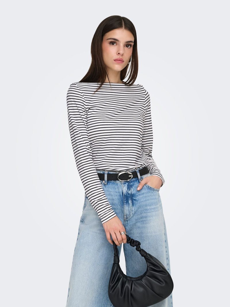 Langærmet skjorte med sorte og hvide striber, kombineret med højtaljede lyseblå vidde-jeans og en sort læder mini-taske.