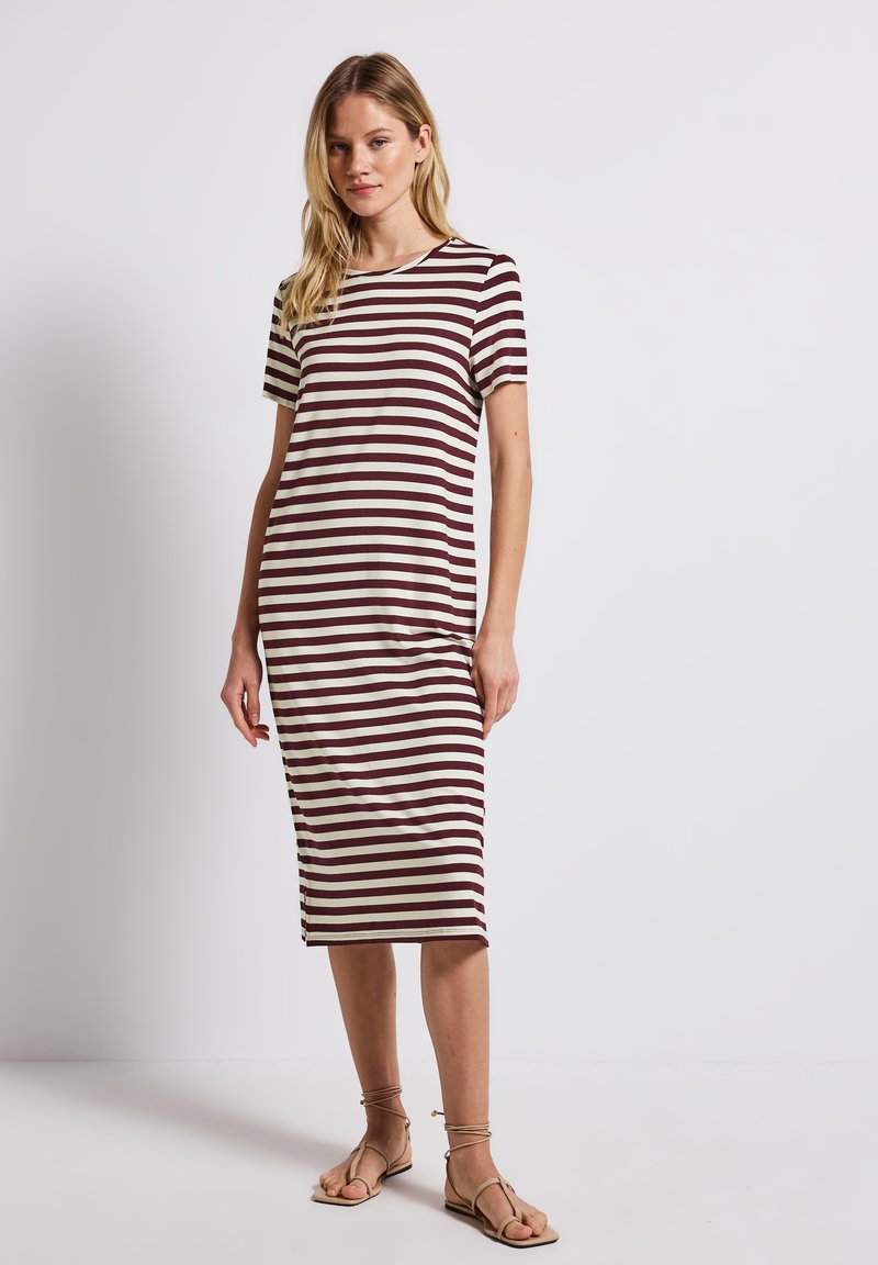 Robe rayée bordeaux et crème, longueur genou, manches courtes, tissu doux, col rond, design minimaliste, détail d'ouverture sur le côté.