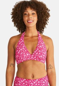 Rosa blommig bikinitopp med halterneck-design, med en djup V-ringning och en slät textur. Mönstret innehåller små vita blommor.