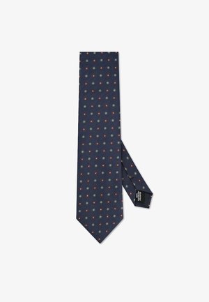 Krawat w kolorze granatowym o fakturowanej tkaninie. Zawiera powtarzający się wzór kwiatowy w zielonym i czerwonym kolorze. Kończy się ostrym zakończeniem.