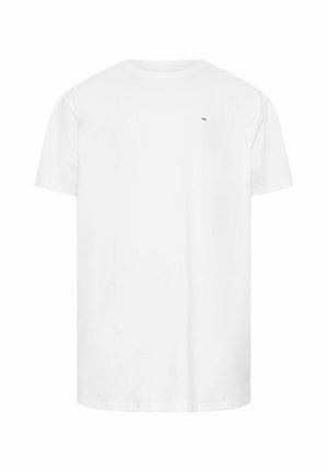 Camiseta blanca de manga corta y cuello redondo con un pequeño logo azul en la parte superior izquierda del pecho, presentada sobre un fondo blanco liso.