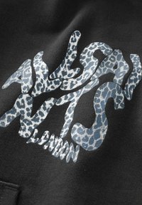 Čierna mikina s odvážnou, textúrovanou sivou a modrou leopardou potlačou a štýlovým textom "ALYX LONDON."
