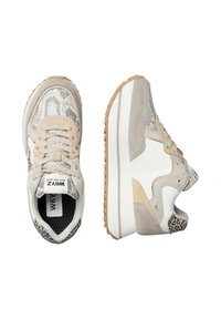Sneakers in beige, grigio e bianco con texture che includono suede e motivo serpente. Suola spessa con grip texture e dettagli a stampa leopardata.