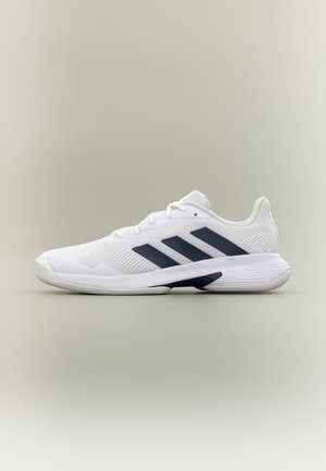 Chaussure de sport blanche avec logo trois bandes noir, dessus en mesh, fermeture lacets et semelle rembourrée, présentée de profil sur fond neutre.