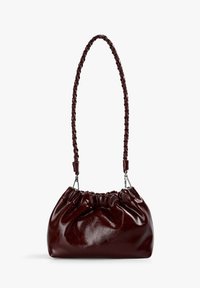 Bolso de mano de cuero burdeos con un diseño fruncido, asas trenzadas y textura brillante. Presenta herrajes metálicos y una forma compacta.