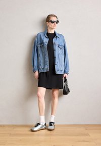 Helehall denim jakk musta kleidi peal, hallid ja mustad tossud, valged sokid ning väike must käekott. Lihtne disain, päevane välimus.