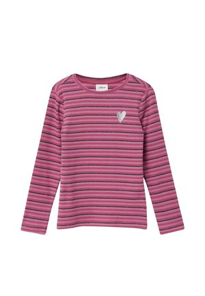 Langærmet lyserød skjorte med sorte horisontale striber og et lille hvidt hjerte broderet på venstre bryst.