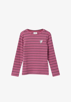 Różowa koszula z długim rękawem, czarnymi poziomymi paskami i małym białym serduszkiem wyszytym na lewej części klatki piersiowej.