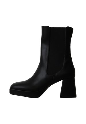 Bottine en cuir noir avec un talon haut épais et un panneau latéral élastique pour un enfiler facile.