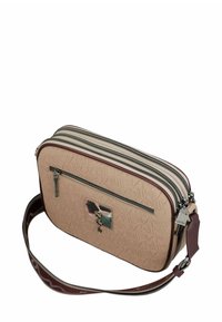 Bolso bandolera beige con patrón geométrico en relieve, cremalleras plateadas y un acento decorativo de hardware. Presenta una correa y ribete en burdeos.