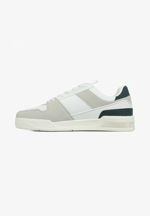 Grijze en witte sneakers met een soepel leren bovenwerk en suede accenten, afgeronde neus en een gestructureerde rubberen zool.