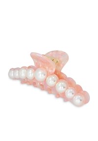 Rosa marmoriserad hårklämma med en rundad design, prydd med flera vita faux pärlor längs sin längd och ett guldfärgat spänne.