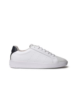 Baskets basses blanches avec lacets blancs, côtés en cuir texturé, bout en daim gris et languette de talon noire sur fond blanc.