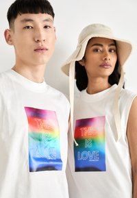 Calvin Klein Jeans BOX GRAPHIC SLEEVELESS UNISEX - Topp - bright white