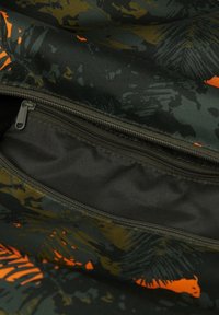 Tessuto con motivo camouflage nei colori verde, arancione e nero. Presenta una chiusura con zip e una texture interna liscia.