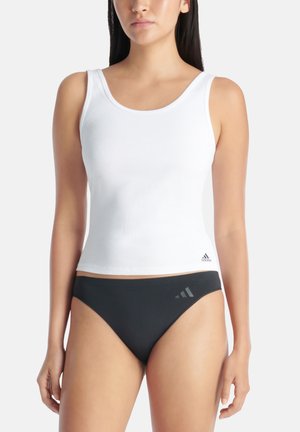 Weißes, geripptes Tanktop mit Rundhalsausschnitt, kombiniert mit schwarzen Bikinihosen, die graue Logo-Akzente an der Seite aufweisen.