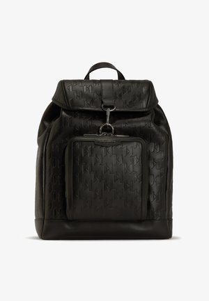 Sort læderrygsæk med præget geometrisk mønster, snorstop, lynlåslomme foran og metal hardware detaljer.