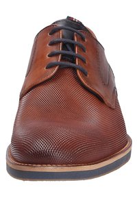 Bruine leren veterschoenen met een gestructureerde afwerking, ronde neus en contrasterende marineblauwe veters. Rubberen zool met een lichte hak.