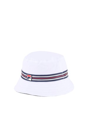 Biały kapelusz typu bucket z granatowo-czerwono-białą paskowaną opaską, na której z przodu znajduje się małe prostokątne logo.