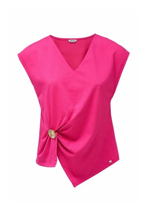 Haut sans manches rose vif avec col en V et ourlet asymétrique, avec un twist en tissu maintenu par un grand bouton rond doré sur le côté.